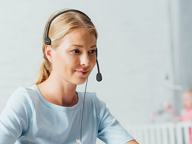 Tai nghe ATH-101 USB có micro lý tưởng cho các chuyên gia làm việc hoặc sinh viên học từ xa.