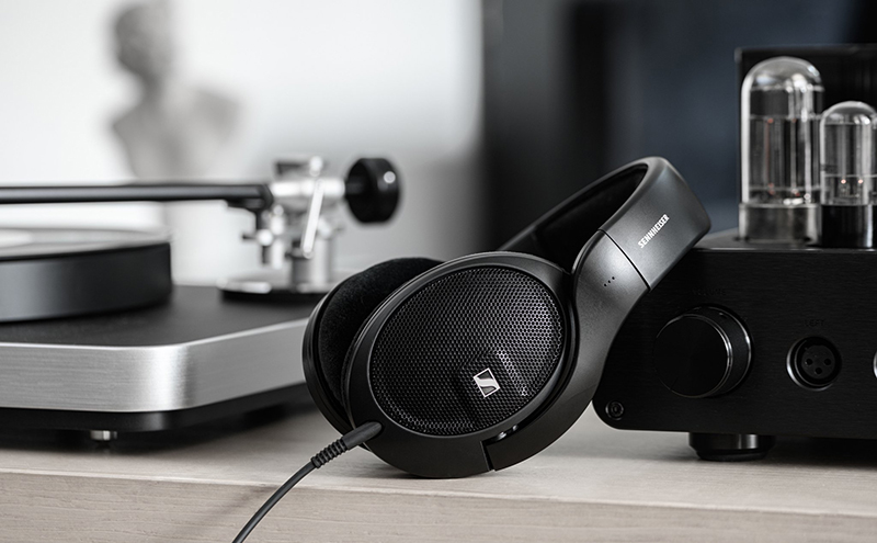 Sennheiser HD 560S đeo thoải mái không đau mỏi tai