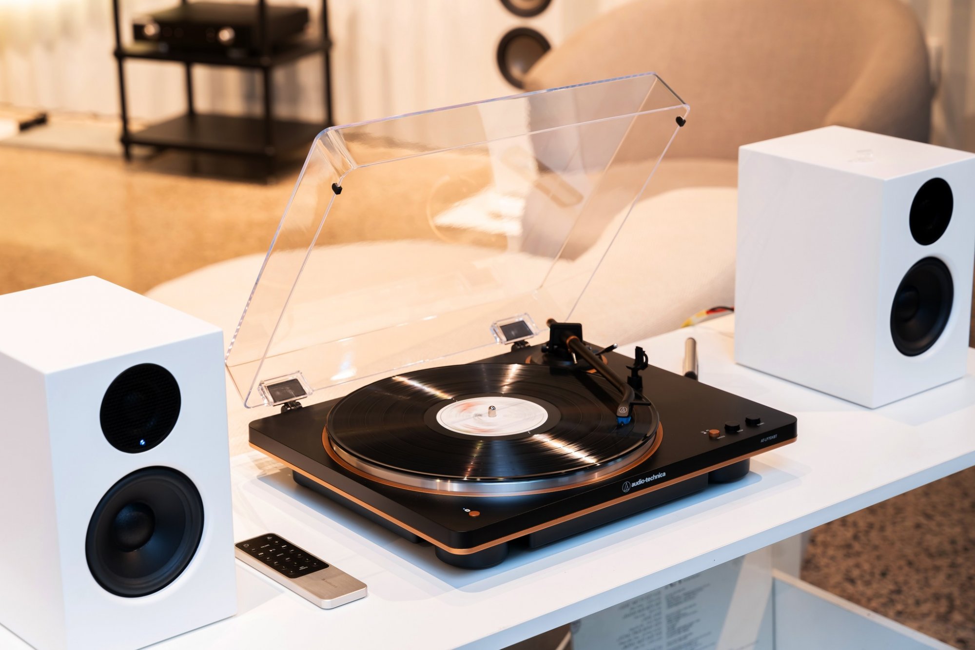Audio Technica AT-LP70XBT có thiết kế thanh lịch, nhỏ gọn