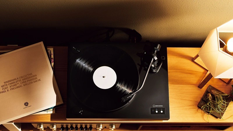 Thiết kế tinh tế, nhỏ gọn, dễ di chuyển và bố trí. Khung máy gỗ MDF, mâm đĩa nhôm đúc giúp triệt tiêu rung chấn, cộng hưởng.