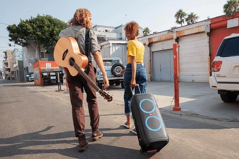 JBL PartyBox 310 sở hữu thiết kế giống như một chiếc vali với tay cầm ống lồng và hai bánh xe giúp dễ dàng di chuyển