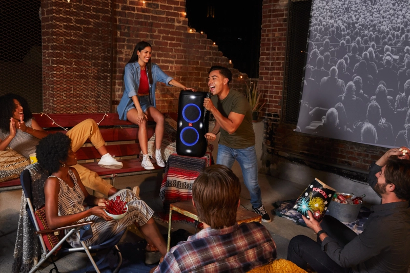 Một trong những điểm nổi bật của PartyBox 310 là khả năng hỗ trợ karaoke